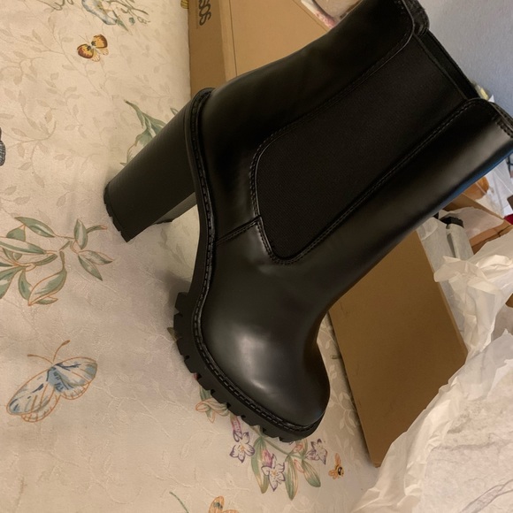 ASOS DESIGN Wide Fit Expect high heeled chunky chelsea boots in black - Picture 10 of 16